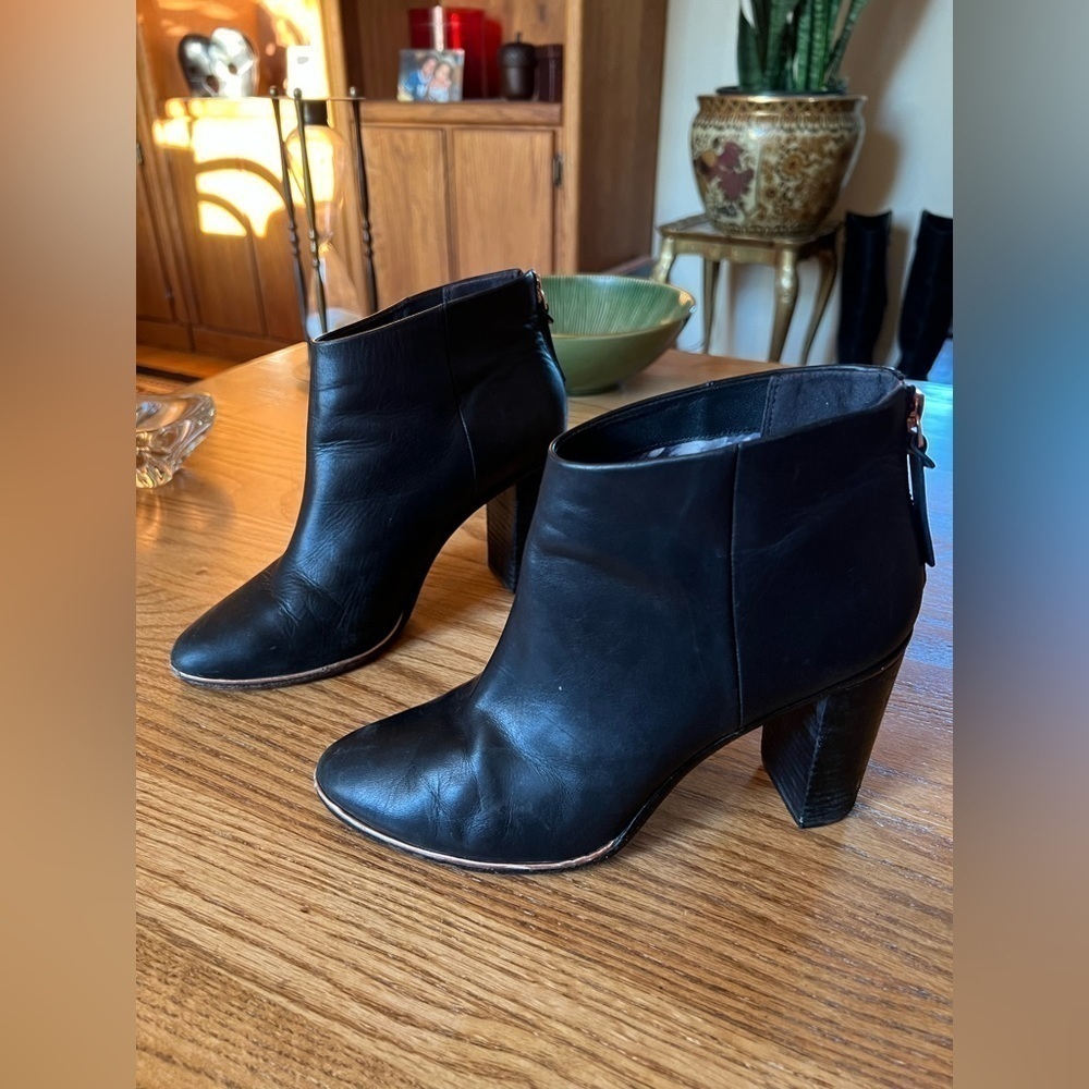Ted Baker London Women’s Leather Ankle Boots Black Pink Size 40
Round-Toes Shoes